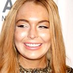 Second pic of Lindsay Lohan posing for paparazzi, shows her legs