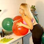 Second pic of Big Juicy Ass Savannah Taylor Popping Balloons