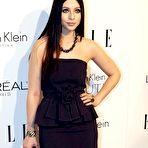 First pic of Michelle Trachtenberg posing for paparazzi shows her legs