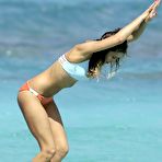 Fourth pic of Jessica Alba wearing a bikini on the beach