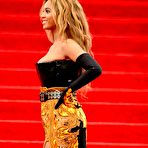 First pic of Beyonce Knowles slight cleavage at redcarpet