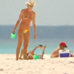 Second pic of Top Model Elle McPherson Paparazzi Topless Shots
