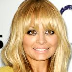 First pic of Nicole Richie posing for paparazzi at awards ceremony