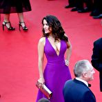 Third pic of Salma Hayek sexy cleavage in Cannes