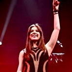 Third pic of Hailee Steinfeld performs at Jingle Ball 2015