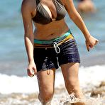 First pic of Jennette McCurdy cleavage in bikini top on the beach in Maui