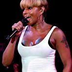 Fourth pic of Mary Jane Blige performe at Raggamuffin music festival