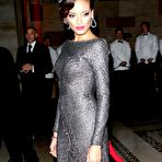 Second pic of Selita Ebanks in long tight dress posing for paparazzi at redcarpet