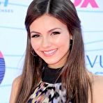 Fourth pic of Victoria Justice posing at 2012 Teen Choice Awards