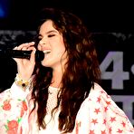 First pic of Hailee Steinfeld performing at the Chum FM Breakfast