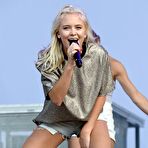 Second pic of Zara Larsson legs at V Festival stage