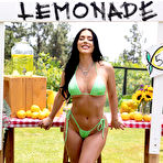 First pic of Kaitlynn Anderson exposes her spectacular curves by the lemonade stand