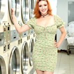 First pic of Keely Rose bangs a married man in the laundromat