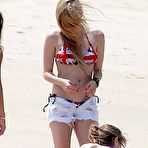 First pic of Avril Lavigne Rocking a British Bikini – Bisexual Dave