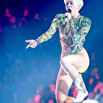 Second pic of Miley Cyrus exposed her body on the stage