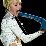 First pic of Miley Cyrus exposed her round ass on the stage