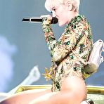 Third pic of Miley Cyrus exposed her round ass on the stage