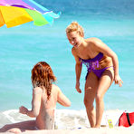 First pic of Hayden Panettiere cleavage & cameltoe on the beach