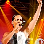 Second pic of Alicia Keys live performs on the stage