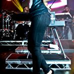 Third pic of Alicia Keys live performs on the stage