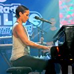 Fourth pic of Alicia Keys live performs on the stage