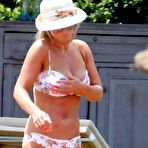 First pic of Geri Halliwell titslip in bikini paparazzi shots