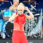 First pic of Gwen Stefani performs at Good Morning America show