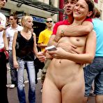 Third pic of В людном месте >> порно фото на ШпилиВили