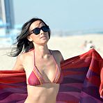 Third pic of Lisa Opie sexy in bikini on a beach