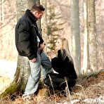 First pic of Парочка трахаются в лесу и думают, что их никто не видит