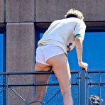 Second pic of Miley Cyrus caught topless in Sydney
