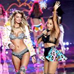 Fourth pic of Ariana Grande performs at VS fashion show