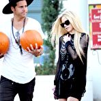 Fourth pic of Avril Lavigne titslip while shopping paparazzi shots
