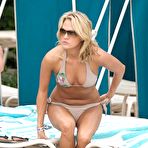 First pic of Carrie Underwood cameltoe on the beach paparazzi shots