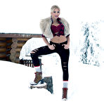 First pic of Khloe Terae raises the temperature in a winter cabin