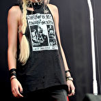 First pic of Taylor Momsen flashes ner tits on the stage