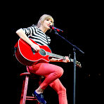 First pic of Taylor Swift shows her legs on the stage