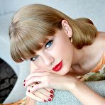 Fourth pic of Taylor Swift non nude scans from mags
