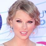 Second pic of Taylor Swift posing at 2012 Teen Choice Awards