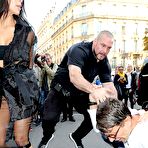 First pic of Kim Kardashian has her butt kissed by journalist in Paris