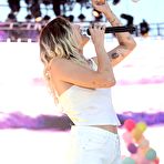 Second pic of Miley Cyrus performs at 2017 Wango Tango stage
