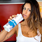 First pic of Sexy Model Jessica Guimaraes Drinking Milk - Pmates Beautiful Girls!