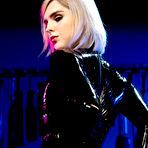 First pic of SexPreviews - Ella Hollywood full latex tranny cock fucks pussy from submissive Dresden 333