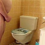 Third pic of Nach dem Orgasmus im WC weiter gewichst - AmateurPorn