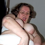 Second pic of Amateur chubby housewife getting nasty in the kitchen - GrannyPornPics.net