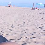 Third pic of Coppia scopa su una spiaggia per nudisti di fronte ad altre persone. Alexis Queen - AmateurPorn