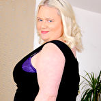 First pic of Blonde BBW cougar Kerry is a naughty British housewife that loves to masturbate her shaved pussy - Mature.nl