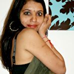 Second pic of Indian MILF Kavya Sharma does away with her clothing to go nude on a couch