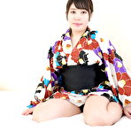 Third pic of Japanese teen Yuuka Kamakura shows her muff while outfitted in a kimono