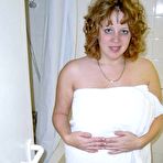 First pic of UK amateur Curvy Claire washes her overweight body in the shower